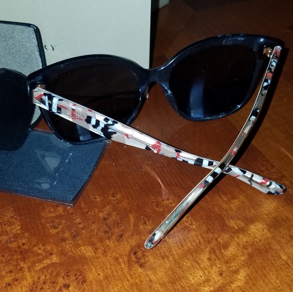 Authentic Butterfly Burberry Check Sunglasses - Picture 1 of 9